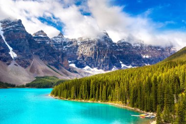 Moraine Gölü 'nün panoramik manzarası, Kanada Banff Ulusal Parkı