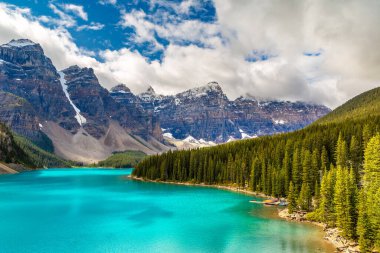 Moraine Gölü 'nün panoramik manzarası, Kanada Banff Ulusal Parkı