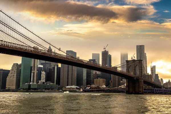 Brooklyn Bridge Och Panoramautsikt Över Centrala Manhattan Efter Solnedgången New — Stockfoto