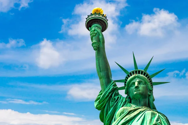 Freiheitsstatue Vor Blauem Himmel Mit Wunderschönem Wolkenhintergrund New York City — Stockfoto