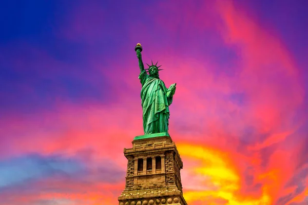 Szabadság Szobor Naplemente Ellen Gyönyörű Felhő Háttér New York City — Stock Fotó