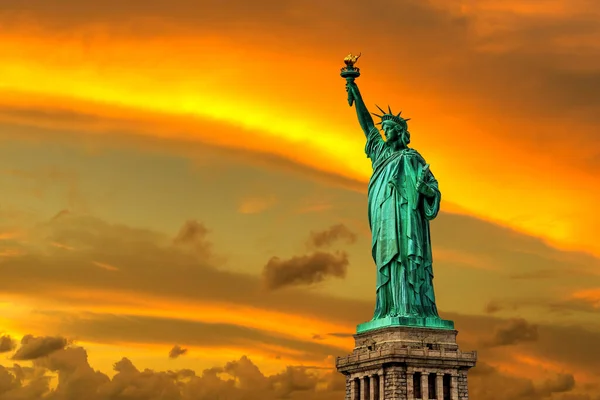 Szabadság Szobor Naplemente Ellen Gyönyörű Felhő Háttér New York City — Stock Fotó