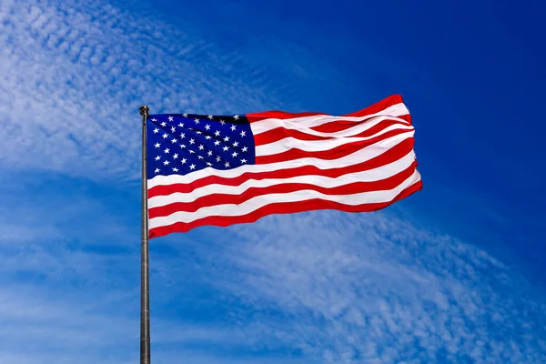 Usa Flagge Weht Mit Schöner Wolke Gegen Den Himmel — Stockfoto