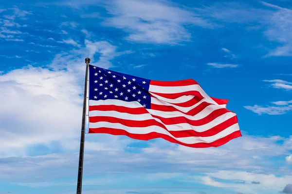 Usa Vlajka Vlnící Proti Obloze Krásným Mrakem — Stock fotografie