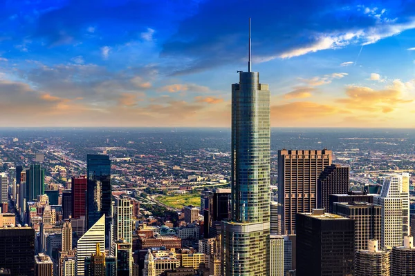 Chicago ve Michigan Gölü 'nün panoramik şehir manzarası gün batımında, Illinois, ABD