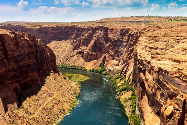 アメリカ アリゾナ州の晴れた日にコロラド川でグレンキャニオン — ストック写真