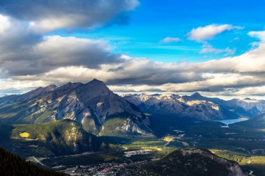 Banff Ulusal Parkı 'ndaki Bow Valley' deki Banff şehrinin panoramik hava manzarası, Kanada Kayalıkları