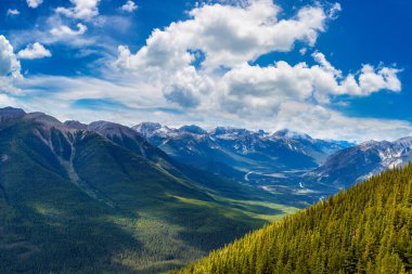 Banff Ulusal Parkı 'ndaki Bow Valley' in panoramik hava manzarası, Kanada Kayalıkları