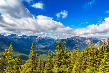 Banff Ulusal Parkı 'ndaki Bow Valley' in panoramik hava manzarası, Kanada Kayalıkları
