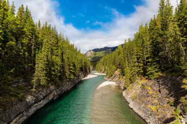 Stewart Kanyonu Banff Ulusal Parkı, Kanada 'daki Minnewanka Gölü' nde