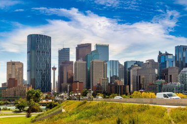 Calgary 'nin güneşli bir günde panoramik manzarası, Kanada