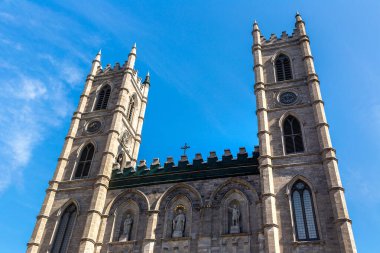 Montreal 'deki Notre-Dame Bazilikası güneşli bir günde, Quebec, Kanada