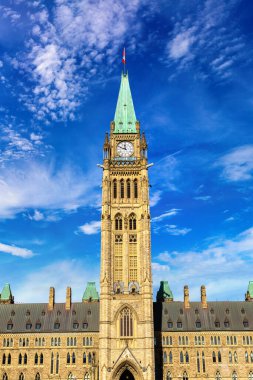 Kanada Parlamentosu 'nun Ottawa' daki Parlamento tepesinde güneşli bir günde, Kanada