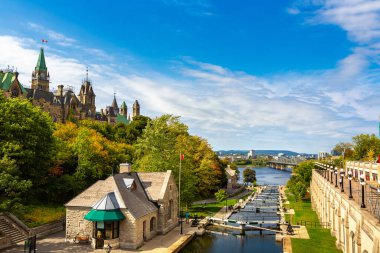 Ottawa 'da Rideau Kanalı Kilitlendi ve parlamento güneşli bir günde, Kanada
