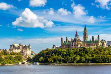 Kanada Parlamentosu Ottawa 'da ve nehri güneşli bir günde, Kanada