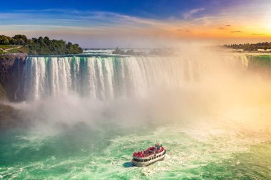 Kanada 'da Niagara Şelalesi, Horseshoe Şelalesi ve Niagara Şelalesi, Ontario, Kanada' da gün batımında tekne turu.