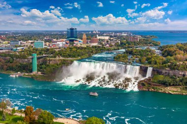 Kanada 'nın Niagara Şelaleleri, Amerikan Şelaleleri ve Gözlem Kulesi' nin panoramik hava manzarası Niagara Şelalesi, Ontario, Kanada 'da güneşli bir günde