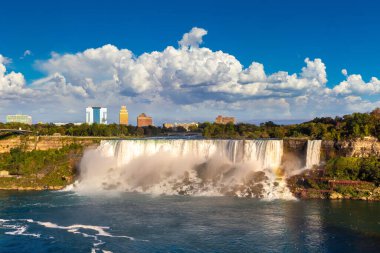 Kanada 'nın Niagara Şelaleleri, Amerika Şelaleleri, Niagara Şelaleleri, Ontario, Kanada' da güneşli bir günde