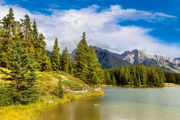 Озеро Джонсон Банфском Национальном Парке Канада — стоковое фото
