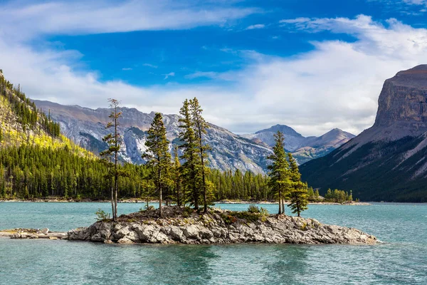 カナダのバンフ国立公園のMinnewanka湖の小さな島 — ストック写真