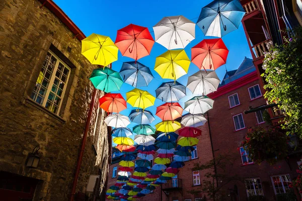 Ombrelli Colorati Appesi Una Strada Nella Vecchia Città Del Quebec — Foto Stock