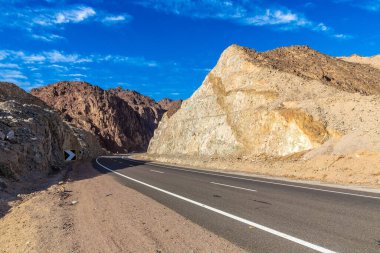 Sahra Çölü 'nde yol güneşli bir günde Mısır' da