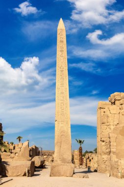 Karnak Tapınağı güneşli bir günde, Luxor, Mısır
