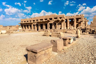 Karnak Tapınağı güneşli bir günde, Luxor, Mısır