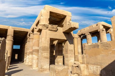 Karnak Tapınağı güneşli bir günde, Luxor, Mısır
