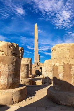 Karnak Tapınağı güneşli bir günde, Luxor, Mısır