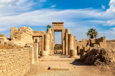 Karnak Tapınağı güneşli bir günde, Luxor, Mısır