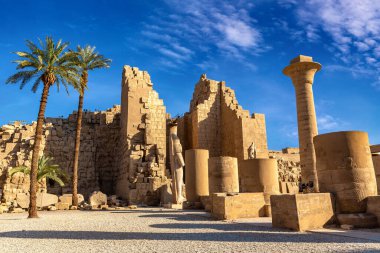 Karnak Tapınağı güneşli bir günde, Luxor, Mısır