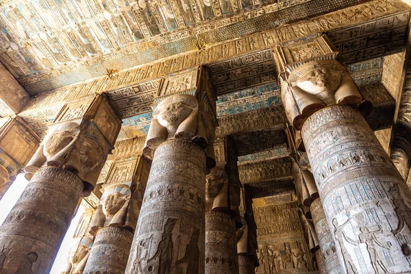 Güneşli Bir Günde Dendera Tapınağının Içi Lüksör Mısır — Stok fotoğraf