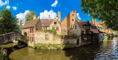 Bruges'deki kanalda bir güzel yaz günü, Belçika Panoraması