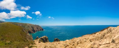 Kayalıklarla ve kayalar bir güzel yaz günü, Portekiz Sintra'Atlantik Okyanusu kıyısında