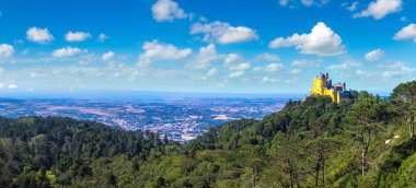 Pena Ulusal Sarayı Sintra'panoramik manzarasına güzel yaz gün, Portekiz