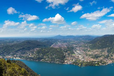 Güzel yaz günü içinde İtalya Como Gölü'nün panoramik havadan görünümü
