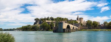 Saint Benezet Köprüsü'ne ve Papa bir güzel yaz günü, Fransa Avignon'deki Sarayı
