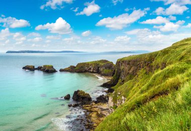 Carrick-a-Rede, Causeway Sahili Rotası bir güzel yaz günü, Kuzey İrlanda, İngiltere