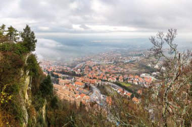 Sisli kış günü San Marino panoramik havadan görünümü