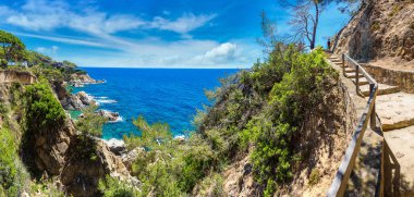 Kayalar Panoraması üzerinde sahil Lloret de Mar içinde bir güzel yaz gün, Costa Brava,