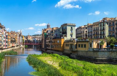 Renkli evleri, Eiffel Köprüsü ve Saint Mary Katedrali Girona, arka planda bir güzel yaz günü, Catalonia, İspanya