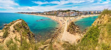 Turistler, İspanya 'nın güzel bir yaz gününde Costa Brava' nın Blanes plajında eğleniyorlar.