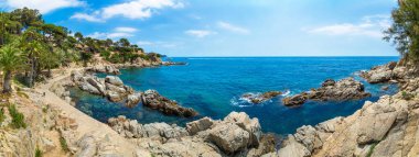 Kayalar Panoraması üzerinde sahil Lloret de Mar içinde bir güzel yaz gün, Costa Brava,