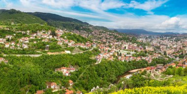 Panoramik hava görünümünde Saraybosna bir güzel yaz günü, Bosna-Hersek