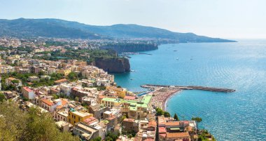 Sorrento, İtalya güzel yaz gün Amalfi Coast panoramik havadan görünümü