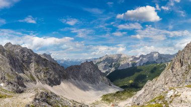 Güzel yaz günde Alpleri'nde yüksek dağın