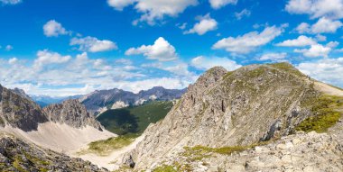 Güzel yaz günde Alpleri'nde yüksek dağın