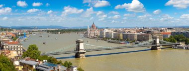 Güzel yaz günü Budapeşte ve Tuna Nehri panoramik manzaralı