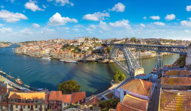 Panoramik hava görünümünde Porto Dom Luis köprünün bir güzel yaz günü, Portekiz